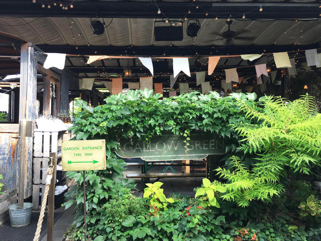 最高に怪しいエンターテインメント前に大都会のオアシスへ。ルーフトップバー、ガロウ・グリーン（Gallow Green） -