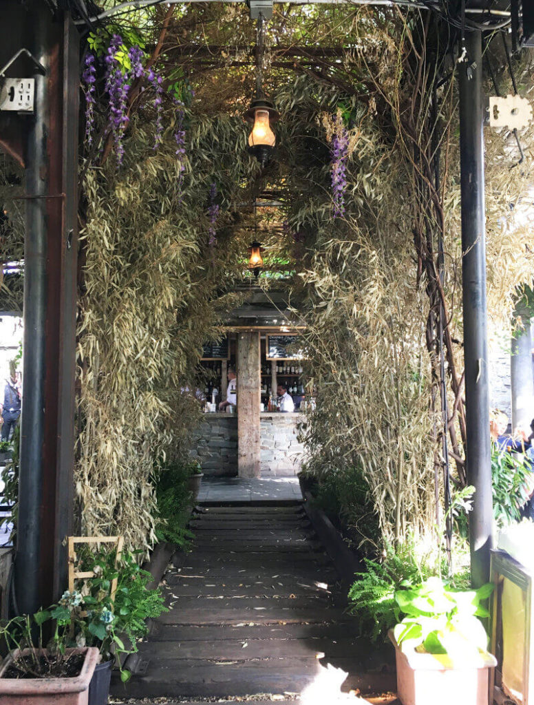 最高に怪しいエンターテインメント前に大都会のオアシスへ。ルーフトップバー、ガロウ・グリーン（Gallow Green） -