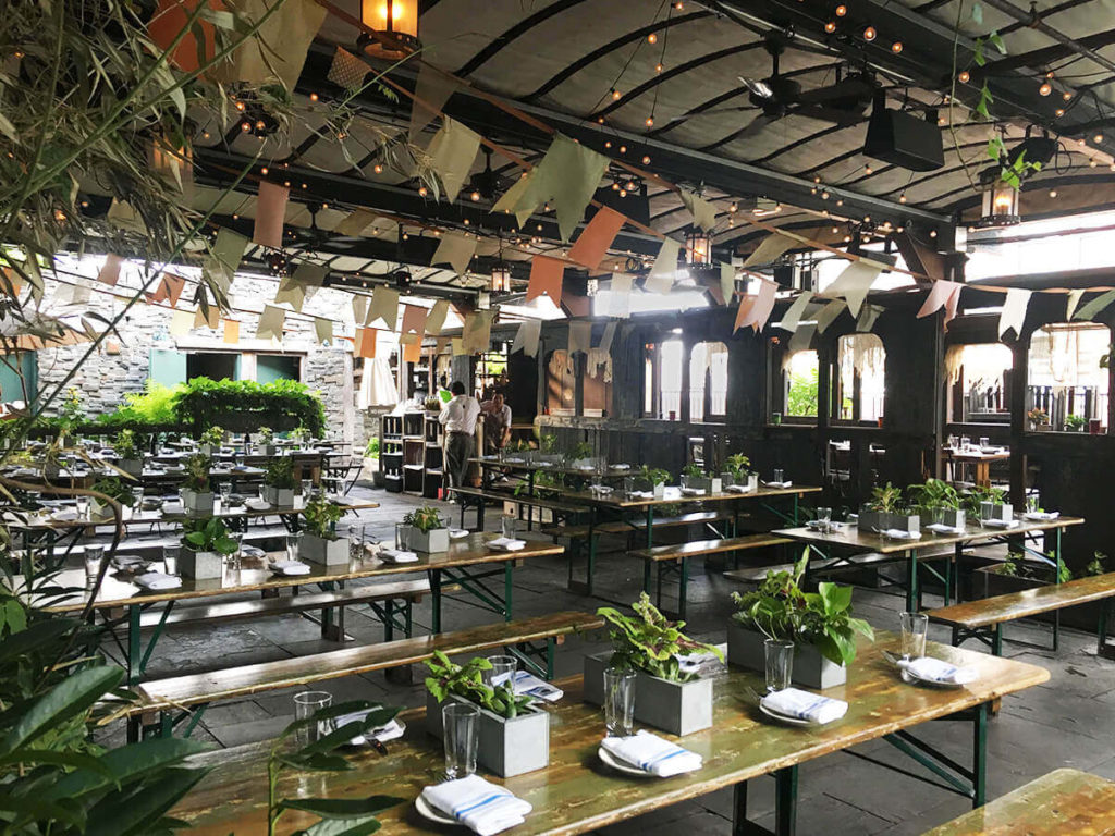 最高に怪しいエンターテインメント前に大都会のオアシスへ。ルーフトップバー、ガロウ・グリーン（Gallow Green） -