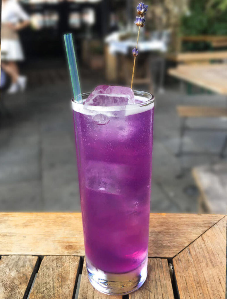 最高に怪しいエンターテインメント前に大都会のオアシスへ。ルーフトップバー、ガロウ・グリーン（Gallow Green） -