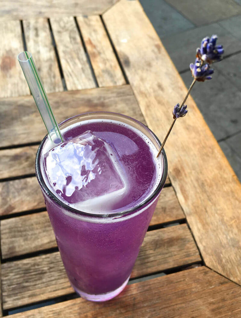 最高に怪しいエンターテインメント前に大都会のオアシスへ。ルーフトップバー、ガロウ・グリーン（Gallow Green） -