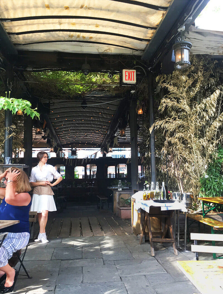 最高に怪しいエンターテインメント前に大都会のオアシスへ。ルーフトップバー、ガロウ・グリーン（Gallow Green） -