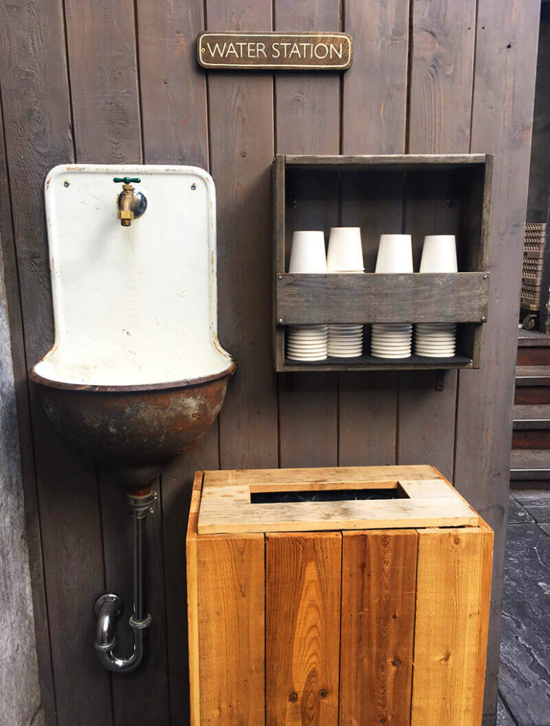 最高に怪しいエンターテインメント前に大都会のオアシスへ。ルーフトップバー、ガロウ・グリーン（Gallow Green） -