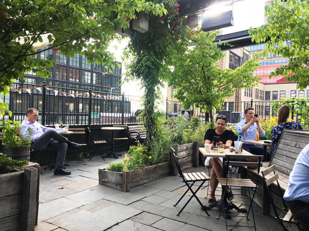 最高に怪しいエンターテインメント前に大都会のオアシスへ。ルーフトップバー、ガロウ・グリーン（Gallow Green） -