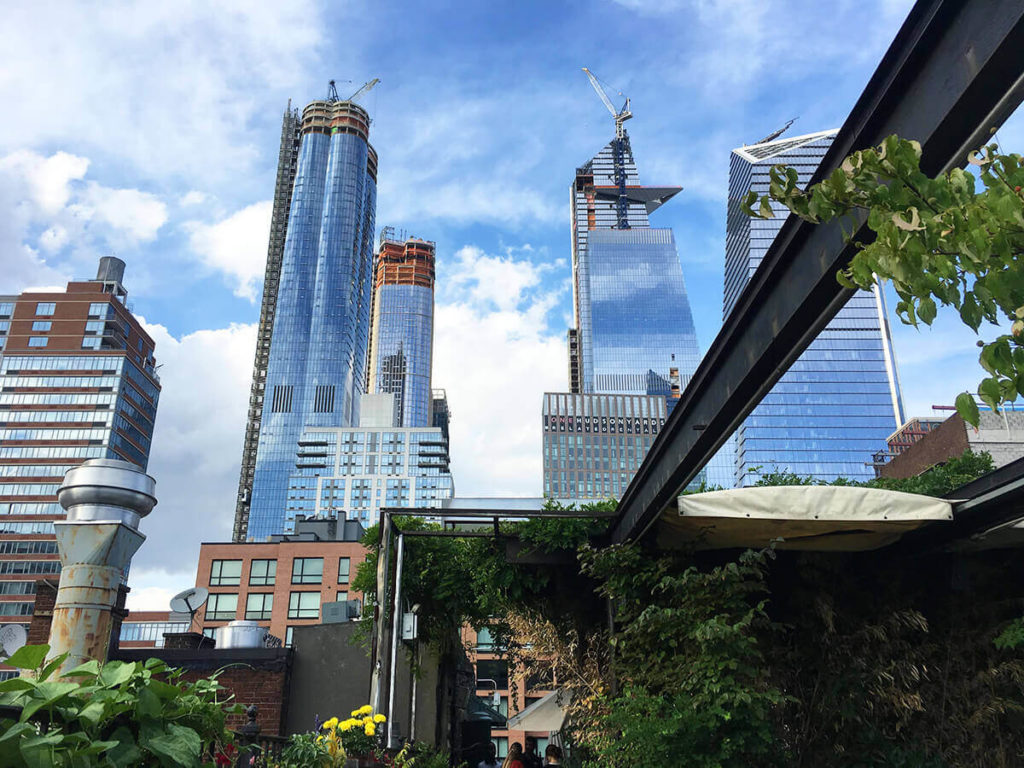 最高に怪しいエンターテインメント前に大都会のオアシスへ。ルーフトップバー、ガロウ・グリーン（Gallow Green） -