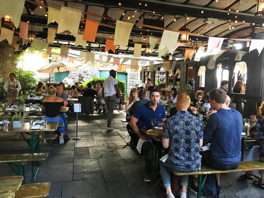 最高に怪しいエンターテインメント前に大都会のオアシスへ。ルーフトップバー、ガロウ・グリーン（Gallow Green） -