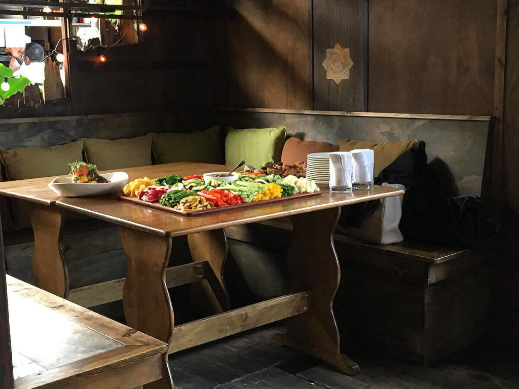 最高に怪しいエンターテインメント前に大都会のオアシスへ。ルーフトップバー、ガロウ・グリーン（Gallow Green） -