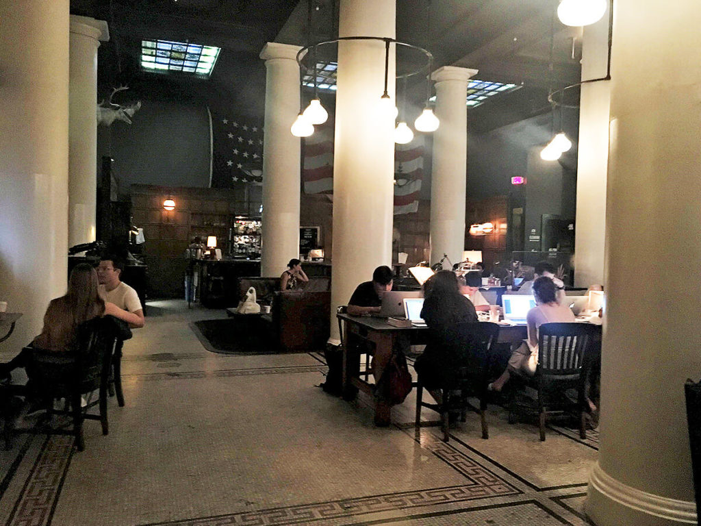 コーヒー片手に奥に進むとそこは別世界&hellip;スタンプタウン コーヒー ロースターズ（Stumptown Coffee Roasters） - ミッドタウンイースト, コーヒー, カフェ