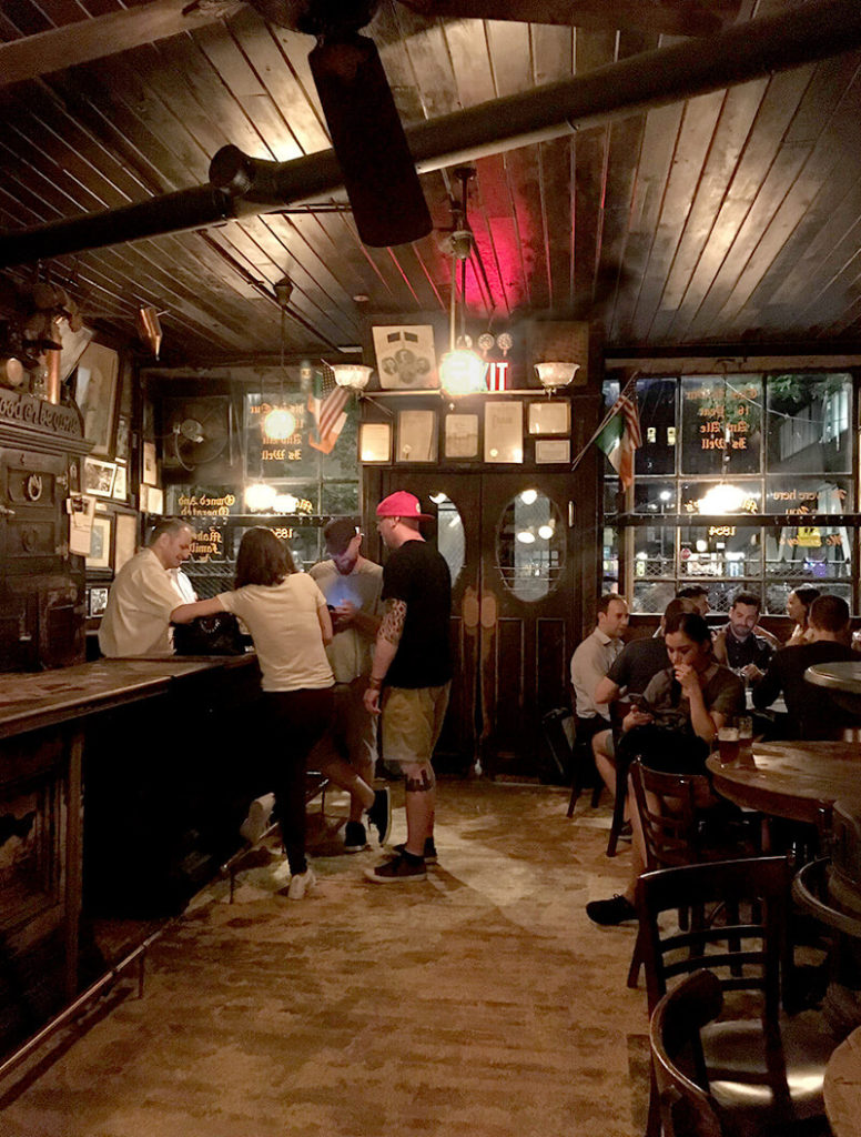 歴史を感じるニューヨーク最古のパブ！マクソリーズ・オールド・エール・ハウス（McSorley's Old Ale House） - 歴史, ビール, バー, イーストヴィレッジ, アイリッシュパブ