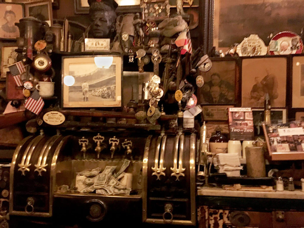 歴史を感じるニューヨーク最古のパブ！マクソリーズ・オールド・エール・ハウス（McSorley's Old Ale House） - 歴史, ビール, バー, イーストヴィレッジ, アイリッシュパブ