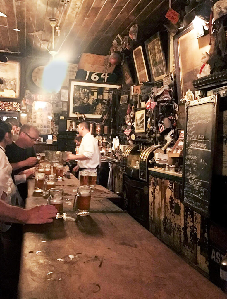 歴史を感じるニューヨーク最古のパブ！マクソリーズ・オールド・エール・ハウス（McSorley's Old Ale House） - 歴史, ビール, バー, イーストヴィレッジ, アイリッシュパブ
